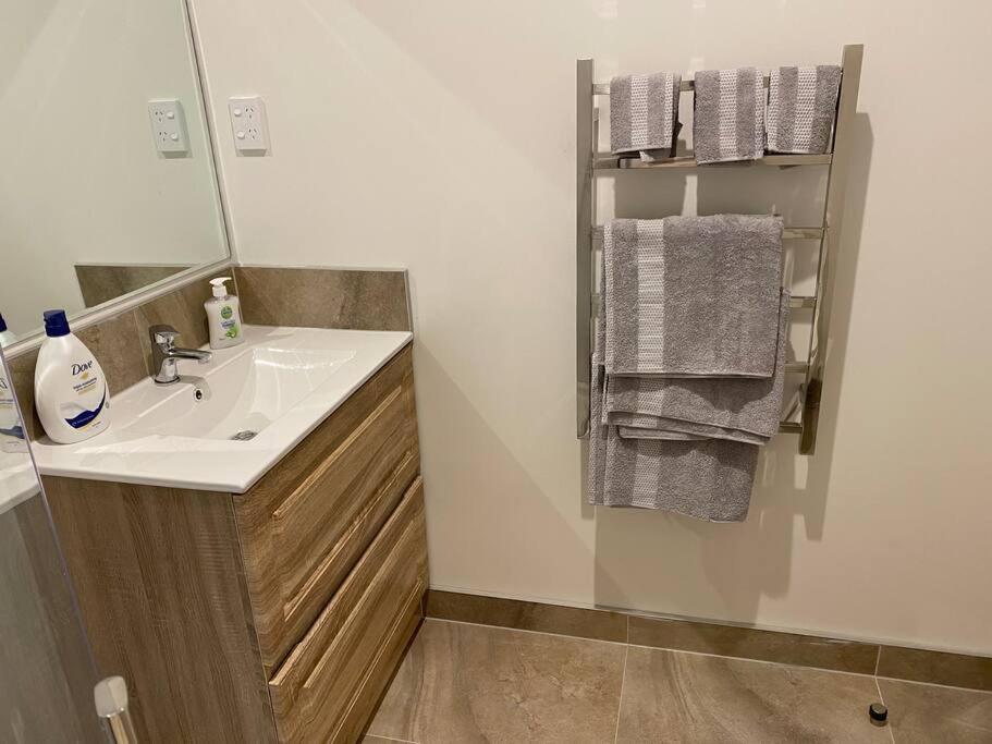 Otahuhu Town Centre Brand New Apartment 8B オークランド エクステリア 写真